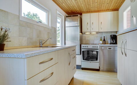 Hilleborg - 100M from the Sea: Comptoir, Cuisine, Appareil De Cuisine, Sol, Cabinetry, Design Intérieur, Principaux Appliance, Bois, Sol, Plafond