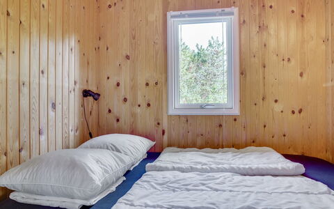 Hilleborg - 100M from the Sea: Bois, Chambre, Drap De Lit, Lit, Literie, Domicile, Pièce, Cadre De Lit, Tache De Bois, Plafond