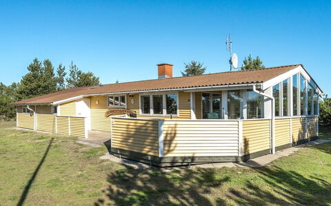 Jeldrik - 100M from the Sea: Piscine, Mobilier De Jardin, Meubles, Recours, Dalle, Eco Hôtel, Ombre, Chaise, Loisir, Biens