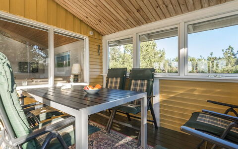 Jeldrik - 100M from the Sea: Piscine, Mobilier De Jardin, Meubles, Recours, Dalle, Eco Hôtel, Ombre, Chaise, Loisir, Biens