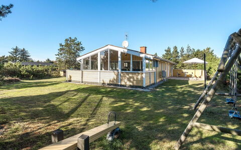 Jeldrik - 100M from the Sea: Piscine, Mobilier De Jardin, Meubles, Recours, Dalle, Eco Hôtel, Ombre, Chaise, Loisir, Biens