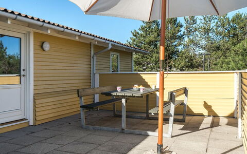 Jeldrik - 100M from the Sea: Piscine, Mobilier De Jardin, Meubles, Recours, Dalle, Eco Hôtel, Ombre, Chaise, Loisir, Biens