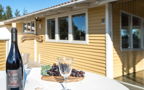 Jeldrik - 100M from the Sea: Piscine, Mobilier De Jardin, Meubles, Recours, Dalle, Eco Hôtel, Ombre, Chaise, Loisir, Biens