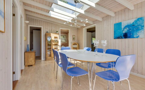 Hwelp - 200M from the Sea: Bois, Tache De Bois, Planche, Dur, Chalet, Plate-Forme, Siding, Ombre, Parquet, Batiments Jardin
