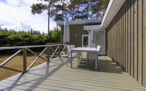Hwelp - 200M from the Sea: Toit, Maison, Domicile, Chalet, Porte, Siding, Plate-Forme, Porche, Planche, Dur