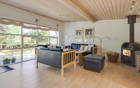 Hwelp - 200M from the Sea: Toit, Maison, Domicile, Chalet, Porte, Siding, Plate-Forme, Porche, Planche, Dur