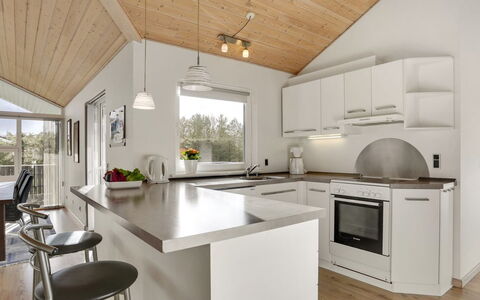 Lirim - 50M from the Sea: Cuisine, Design Intérieur, Comptoir, Sol, Meubles, Appareil De Cuisine, Plafond, Bois, Luminaire, Cabinetry
