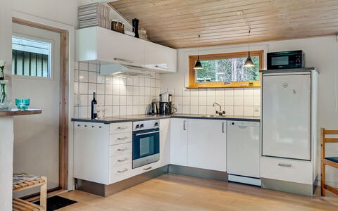 Joosua - 400M from the Sea: Cuisine, Sol, Principaux Appliance, Bois, Appareil De Cuisine, Design Intérieur, Comptoir, Plafond, Sol, Cabinetry