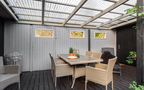 Malti - 300M from the Sea: Piscine, Mobilier De Jardin, Meubles, Recours, Dalle, Eco Hôtel, Ombre, Chaise, Loisir, Biens