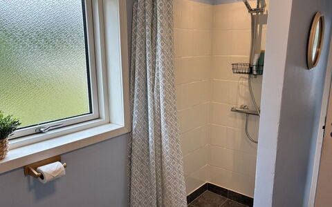Ika - 600M from the Sea: Salle De Bains, Design Intérieur, Sol, Rideau De Douche, Sol, Luminaire Plomberie, Plomberie, Pièce, Rideau, Douche