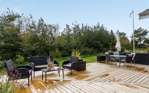 Ika - 600M from the Sea: Meubles, Bois, Parquet, Mobilier De Jardin, Chaise, Dur, Plate-Forme, Tableau De Plein Air, Ombre, Jardin
