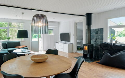 Hilde - 1.7Km from the Sea: Piscine, Mobilier De Jardin, Meubles, Recours, Dalle, Eco Hôtel, Ombre, Chaise, Loisir, Biens