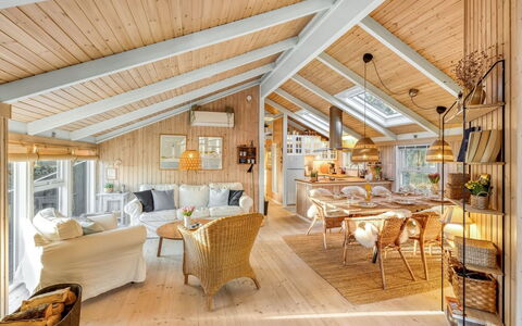 Berenice - 250M from the Sea: Bois, Plafond, Meubles, Design Intérieur, Domicile, Chalet, Chaise, Salon, Faisceau, Luminaire