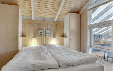 Berenice - 250M from the Sea: Bois, Chambre, Domicile, Lit, Plafond, Dur, Literie, Planche, Tache De Bois, Drap De Lit
