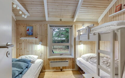 Berenice - 250M from the Sea: Chambre, Bois, Lit, Design Intérieur, Lit Superposé, Literie, Plafond, Domicile, Drap De Lit, Meubles