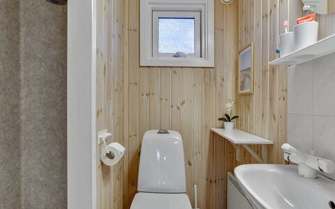 Berenice - 250M from the Sea: Siège De Toilette, Sol, Bois, Luminaire Plomberie, Toilette, Sol, Design Intérieur, Salle De Bains, Évier, Pièce