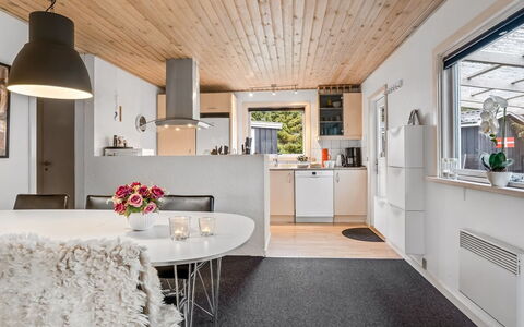 Leonor - 300M from the Sea: Meubles, Design Intérieur, Sol, Cuisine, Bois, Plafond, Sol, Luminaire, Comptoir, Table Cuisine Et Salle A Manger