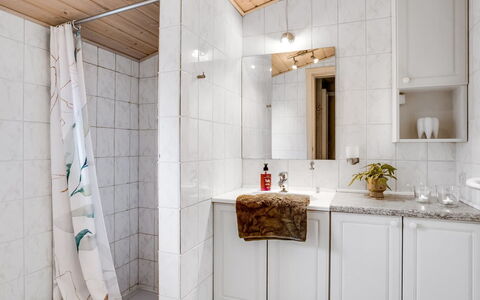 Leonor - 300M from the Sea: Mur, Luminaire Plomberie, Design Intérieur, Sol, Évier, Robinet, Salle De Bains, Sol, Plomberie, Lavabo