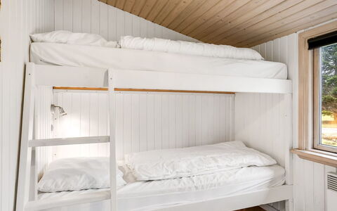 Leonor - 300M from the Sea: Lit, Chambre, Lit Superposé, Bois, Literie, Drap De Lit, Design Intérieur, Sol, Sol, Linge