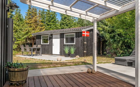 Leonor - 300M from the Sea: Toit, Domicile, Porte, Chalet, Batiments Jardin, Ombre, Siding, Porche, Structure En Plein Air, Jardin