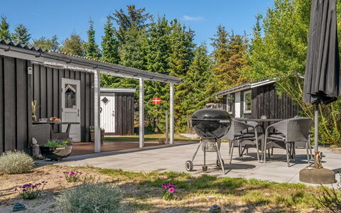 Leonor - 300M from the Sea: Arbuste, Domicile, Lot Terre, Chalet, Jardin, Porte, Siding, Batiments Jardin, Arrière-Cour, Cour