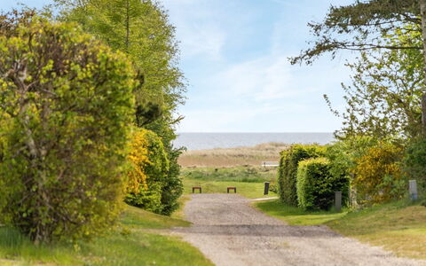 Leonor - 300M from the Sea: Toit, Maison, Lot Terre, Domicile, Chalet, Biens, Batiments Jardin, Ombre, Cabane En Rondins, Aménagement Paysager