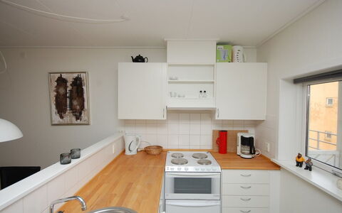 Runhild - 100M from the Sea: Cuisine, Appareil De Cuisine, Comptoir, Principaux Appliance, Cabinetry, Design Intérieur, Sol, Meubles, Bois, Evier