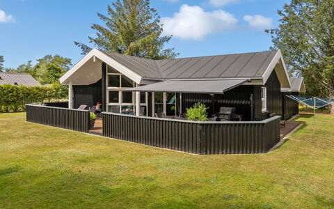 Talula - 350M from the Sea: Bois, Toit, Maison, Chalet, Porte, Domicile, Siding, Lot Terre, Batiments Jardin, Cabanon