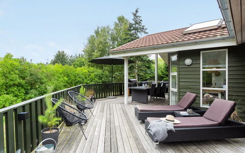 Asgard - 500M from the Sea: Herbe, Maison, Toit, Domicile, Chalet, Arbuste, Lot Terre, Zone Rurale, Ferme, Couverture De Sol