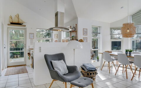 Asgard - 500M from the Sea: Meubles, Design Intérieur, Appartement, Sol, Sol, Table, Chaise, Pièce, Domicile, Table Cuisine Et Salle A Manger