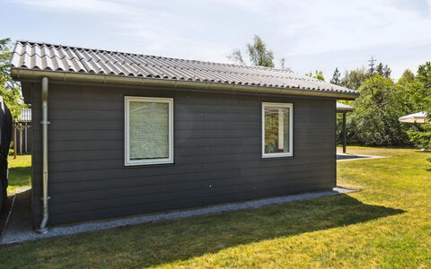 Blek - 300M from the Sea: Bois, Toit, Maison, Chalet, Porte, Domicile, Siding, Lot Terre, Batiments Jardin, Cabanon