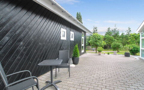 Flora - 150M from the Sea: Maison, Domicile, Zone Résidentielle, Toit, Chalet, Lot Terre, Biens, Cour, Jardin, Siding