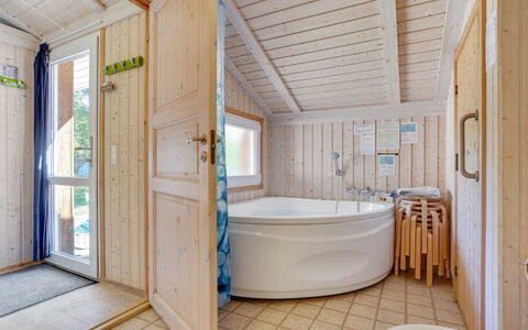 Milda - 1.9Km from the Sea: Piscine, Mobilier De Jardin, Meubles, Recours, Dalle, Eco Hôtel, Ombre, Chaise, Loisir, Biens