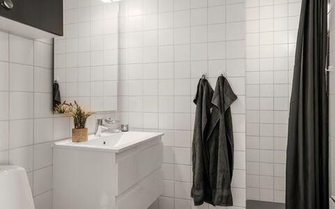 Jyrki - 100M from the Sea: Sol, Sol, Design Intérieur, Luminaire Plomberie, Plomberie, Tuile, Évier, Pièce, Salle De Bains, Armoire De Toilette
