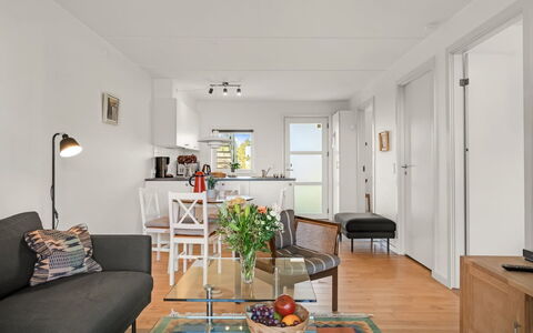 Jyrki - 100M from the Sea: Meubles, Sol, Design Intérieur, Sol, Canapé, Bois, Table, Plafond, Salon, Pièce