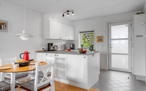 Jyrki - 100M from the Sea: Cuisine, Sol, Design Intérieur, Meubles, Comptoir, Appareil De Cuisine, Sol, Plafond, Bois, Principaux Appliance