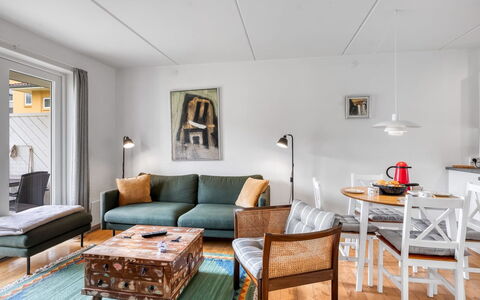 Jyrki - 100M from the Sea: Meubles, Design Intérieur, Canapé, Sol, Mur, Salon, Sol, Table, Bois, Pièce