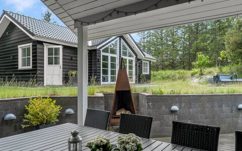 Lilie - 270M from the Sea: Piscine, Mobilier De Jardin, Meubles, Recours, Dalle, Eco Hôtel, Ombre, Chaise, Loisir, Biens