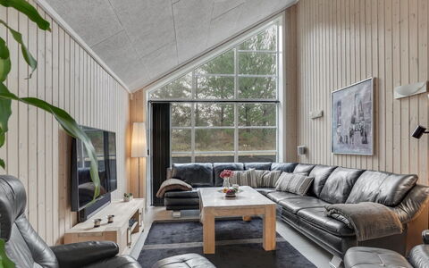 Lilie - 270M from the Sea: Bois, Canapé, Salon, Meubles, Domicile, Plafond, Chalet, Dur