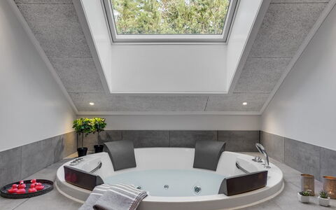 Lilie - 270M from the Sea: Luminaire Plomberie, Design Intérieur, Plafond, Baignoire, Salle De Bains, Plomberie, Grenier, Robinet
