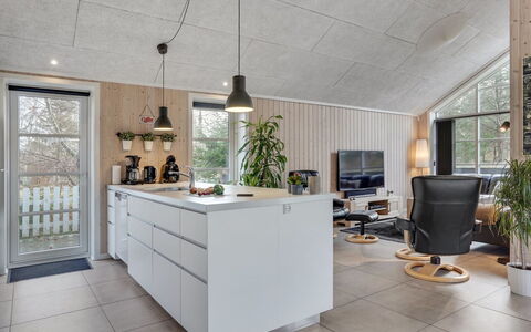 Lilie - 270M from the Sea: Sol, Bois, Plafond, Design Intérieur, Luminaire, Cuisine, Sol, Comptoir, Meubles, Domicile