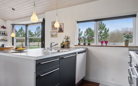 Andrea - 1.4Km from the Sea: Comptoir, Cuisine, Design Intérieur, Appareil De Cuisine, Meubles, Sol, Cabinetry, Bois, Luminaire, Plafond