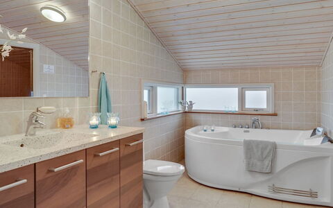 Andrea - 1.4Km from the Sea: Salle De Bains, Design Intérieur, Luminaire Plomberie, Sol, Évier, Sol, Comptoir, Baignoire, Armoire De Toilette, Lavabo