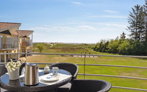 Dafna - 100M from the Sea: Bois, Tache De Bois, Planche, Dur, Chalet, Plate-Forme, Siding, Ombre, Parquet, Batiments Jardin