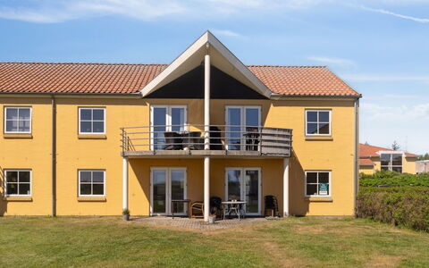 Dafna - 100M from the Sea: Appartement, Ombre, Balcon, Chaise, Clôture, Mobilier De Jardin, Aluminium, Gazon Artificiel