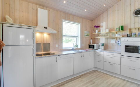 Fredegæst - 700M from the Sea: Bois, Cuisine, Appareil De Cuisine, Plafond, Comptoir, Domicile, Principaux Appliance, Parquet, Cabinetry, Tache De Bois