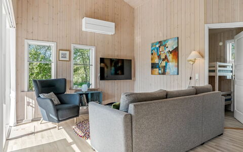 Fredegæst - 700M from the Sea: Bois, Sol, Design Intérieur, Sol, Parquet, Domicile, Meubles, Salon, Plafond, Canapé