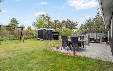 Fredegæst - 700M from the Sea: Herbe, Jardin, Lot Terre, Pelouse, Ombre, Arrière-Cour, Aménagement Paysager, Cour, Chalet, Biens