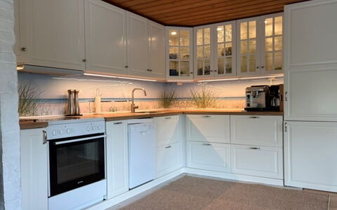 Annamie - 650M from the Sea: Cuisine, Cabinetry, Appareil De Cuisine, Sol, Bois, Comptoir, Design Intérieur, Placard, Sol, Domicile