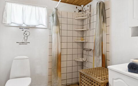 Annamie - 650M from the Sea: Design Intérieur, Luminaire Plomberie, Sol, Sol, Salle De Bains, Toilette, Plomberie, Pièce, Siège De Toilette, Tuile